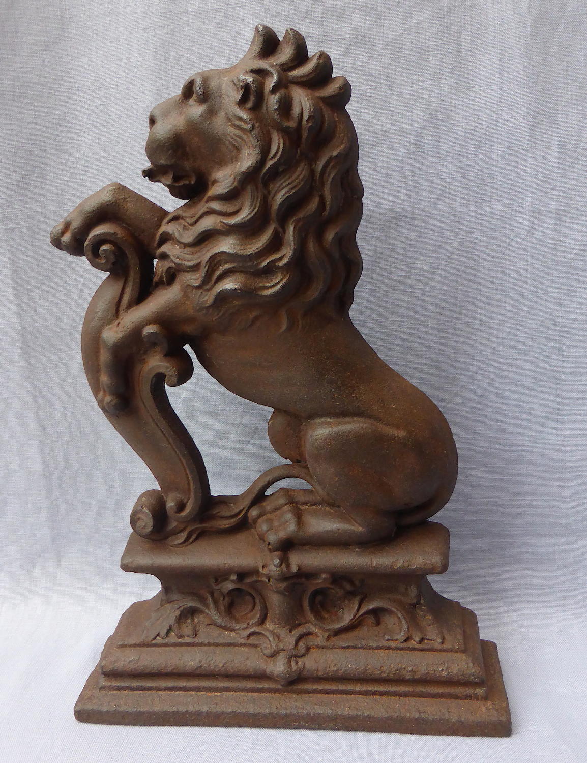 Late 19th century heraldic rampant lion door stop
