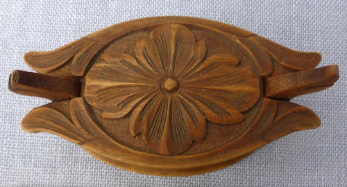 Miniature carved wood Norwegian tine