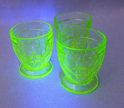 Set of 1930s green vaseline uranium glass tumblers