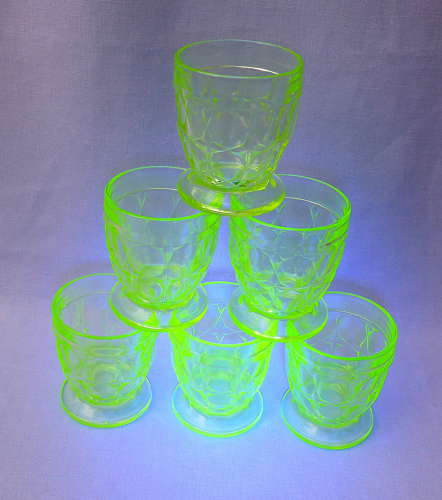 Set of 1930s green vaseline uranium glass tumblers