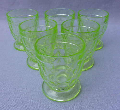 Set of 1930s green vaseline uranium glass tumblers