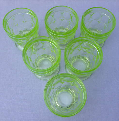 Set of 1930s green vaseline uranium glass tumblers
