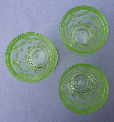 Set of 1930s green vaseline uranium glass tumblers
