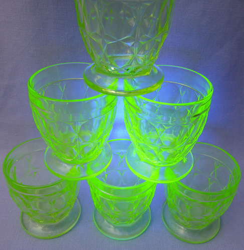 Set of 1930s green vaseline uranium glass tumblers
