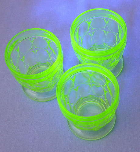 Set of 1930s green vaseline uranium glass tumblers