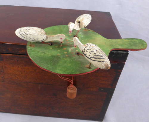 Pecking geese toy