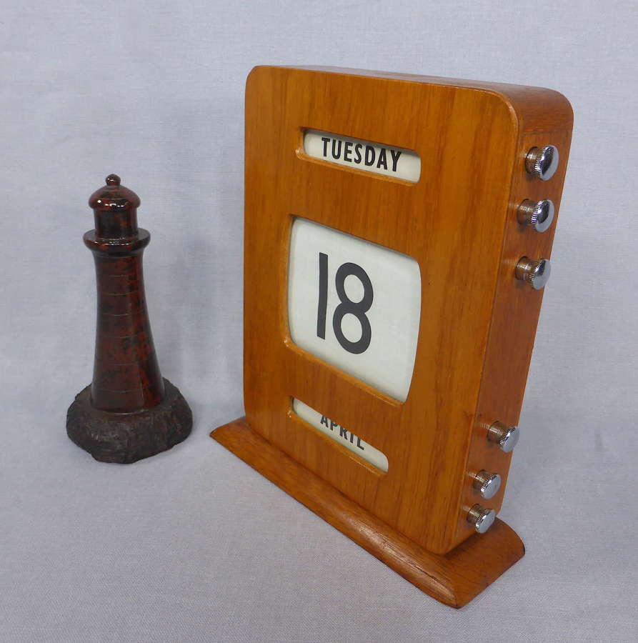 Perpetual roller desk calendar