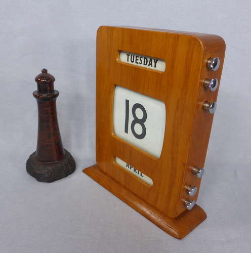 Perpetual roller desk calendar